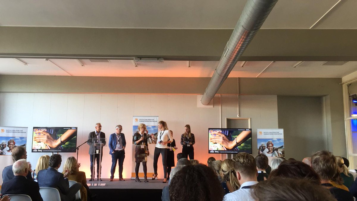 Tijdens de #DCHI2018 mochten wij samen met andere leden van de <a href="/DutchRelief/">dutchrelief</a> Alliance ons nieuwe innovatieve programma voor noodhulp presenteren aan minister Kaag! Een armband die bescherming en zelfvertrouwen geeft aan meisjes in conflict! Mooi dat <a href="/minBZ/">Ministerie van Buitenlandse Zaken</a> dat mogelijk maakt!