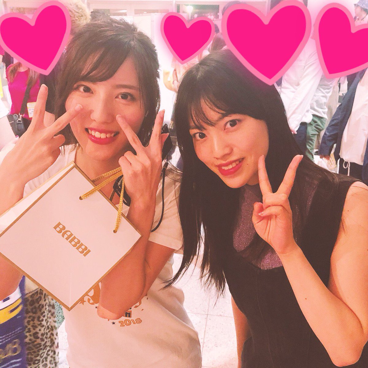 石原夏織 Staff Nmb48さんのライブに行かせていただきました とっても素敵なライブで感動しました 井尻晏菜ちゃんと久々に会えて嬉しかったな 写真も一緒に撮ってもらったよ なんか黄ばみが強い ごめんね 夏織