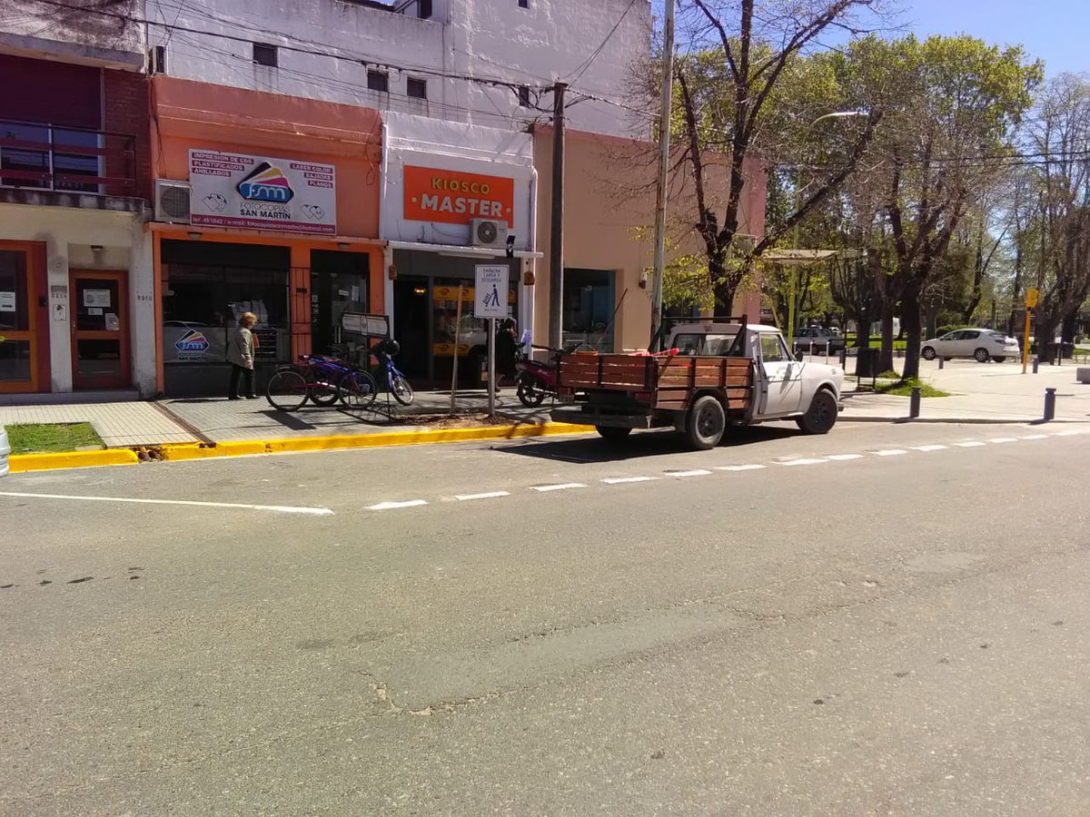 MuniSaladillo's tweet photo. #AHORA Estamos realizando señalización de dársenas exclusivas para carga y descarga en el centro de la ciudad! https://t.co/N7cZcXtVDa