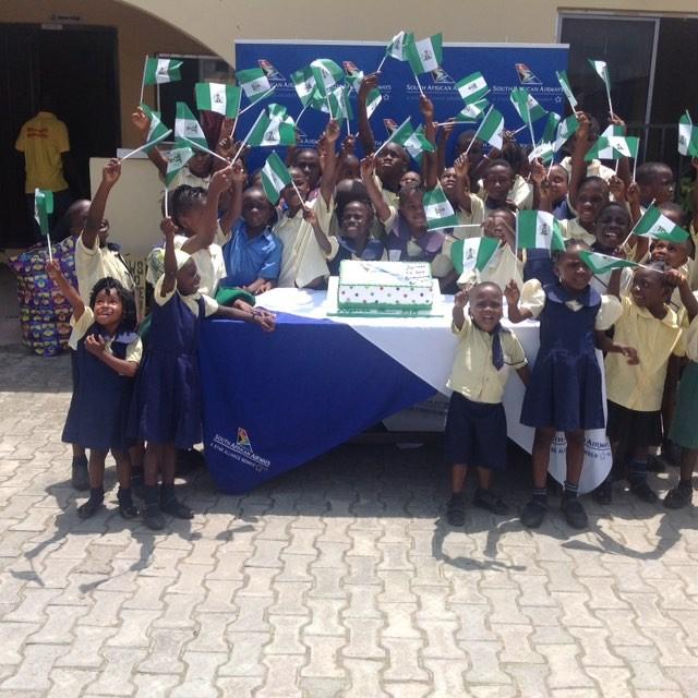 Topcommng1's tweet photo. @flysaanigeria celebrates Nigeria's 58th Independence Day anniverssary with Children of Arrows of God Orphanage in Lagos.
#FlySAANigeria #ArrowsofGodOrphanage #smilingchildren #Saamemories #HappyIndependenceDayNigeria #Topcommdelivers https://t.co/ntJohhe65q