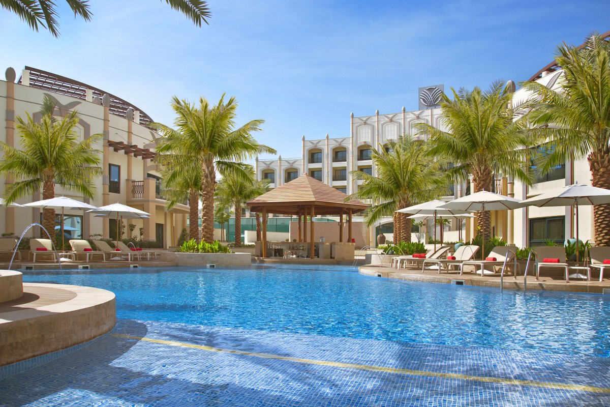 Planning a short break this weekend and want to unwind and swim? Book your stay at Al Ain Rotana and enjoy the best available rates. Visit roho.it/ugke or call 03 754 5111.