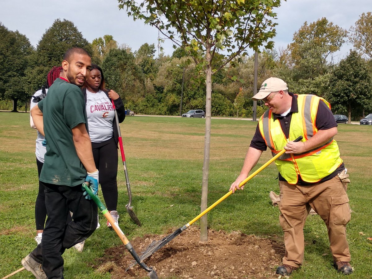 DaveyTree's tweet photo. In the late 1800s #CLE was nicknamed The Forest City. #CLE tree cover currently provides $28M in annual services. The #trees4threes planted today support the Cleveland Tree Plan. @Cavs #TeamPwC #CLETrees https://t.co/hoVCYLFBAa