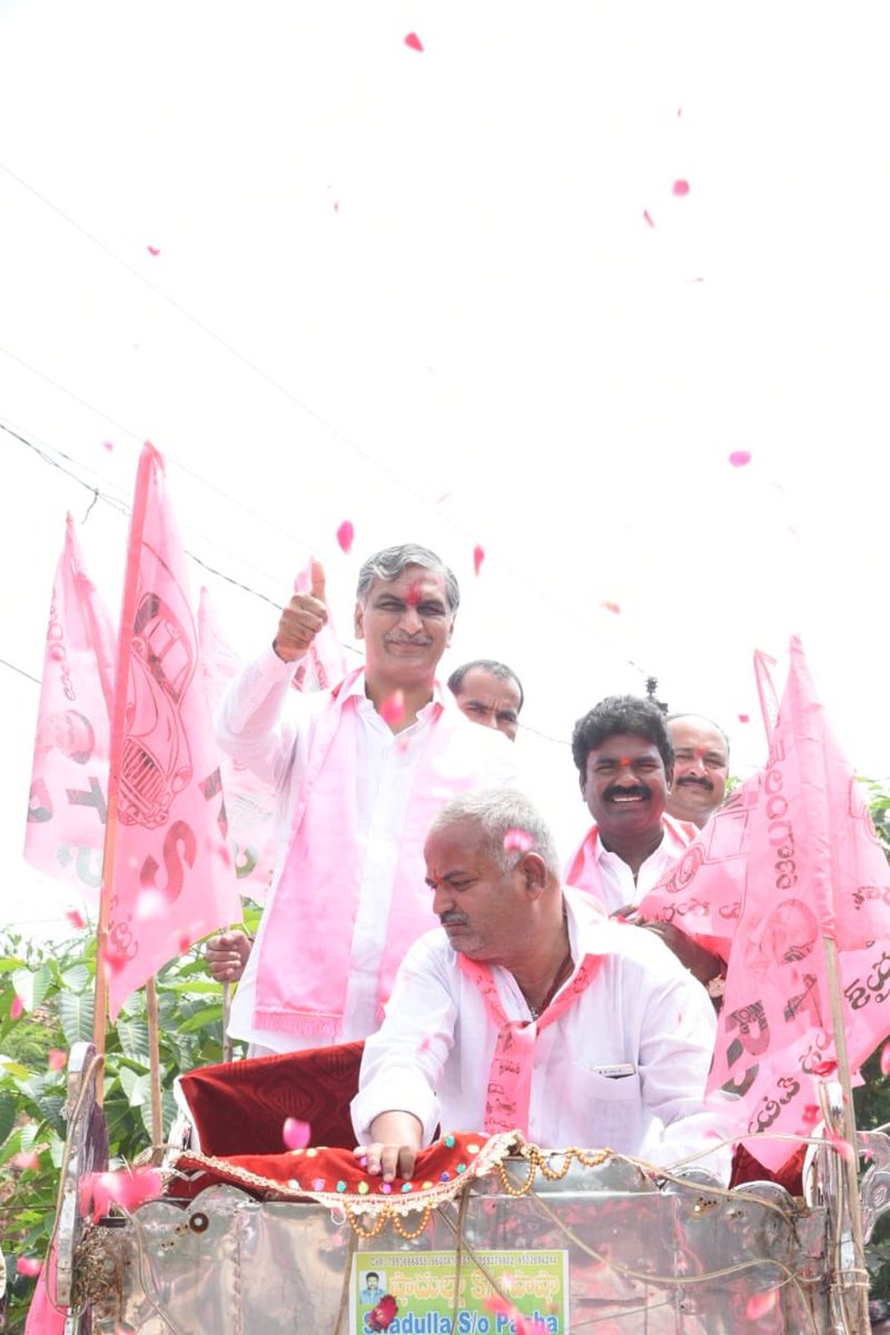 BRSHarish's tweet photo. మీ కష్టంలో ఉంటా, మీ సుఖంలో ఉంటా, మీకు ఎంత చేసినా తక్కువే
- మనమంతా ఒకే కుటుంబం, నేను మీ కుటుంబసభ్యున్నే
- రాంపూర్ గ్రామంలో మూడవ సారి ఏకగ్రీవ తీర్మానం చేస్తున్నందుకు చాలా సంతోషం గా ఉంది.
-  ఎన్నికలు వస్తే నాయకులు ఇంటి చుట్టు తిరుగుతారు కానీ మీరు నా చుట్టూ తిరిగి ఏకగ్రీవం చేసారు. https://t.co/sX5ahKCsk4