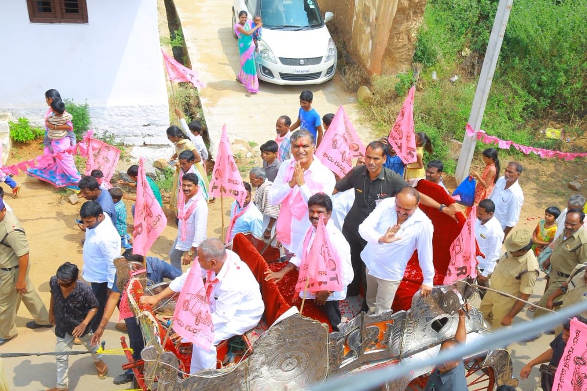BRSHarish's tweet photo. మీ కష్టంలో ఉంటా, మీ సుఖంలో ఉంటా, మీకు ఎంత చేసినా తక్కువే
- మనమంతా ఒకే కుటుంబం, నేను మీ కుటుంబసభ్యున్నే
- రాంపూర్ గ్రామంలో మూడవ సారి ఏకగ్రీవ తీర్మానం చేస్తున్నందుకు చాలా సంతోషం గా ఉంది.
-  ఎన్నికలు వస్తే నాయకులు ఇంటి చుట్టు తిరుగుతారు కానీ మీరు నా చుట్టూ తిరిగి ఏకగ్రీవం చేసారు. https://t.co/sX5ahKCsk4