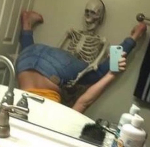 chloemkam's tweet photo. sPoOKy sEaSOn! https://t.co/Gr11FWpApf