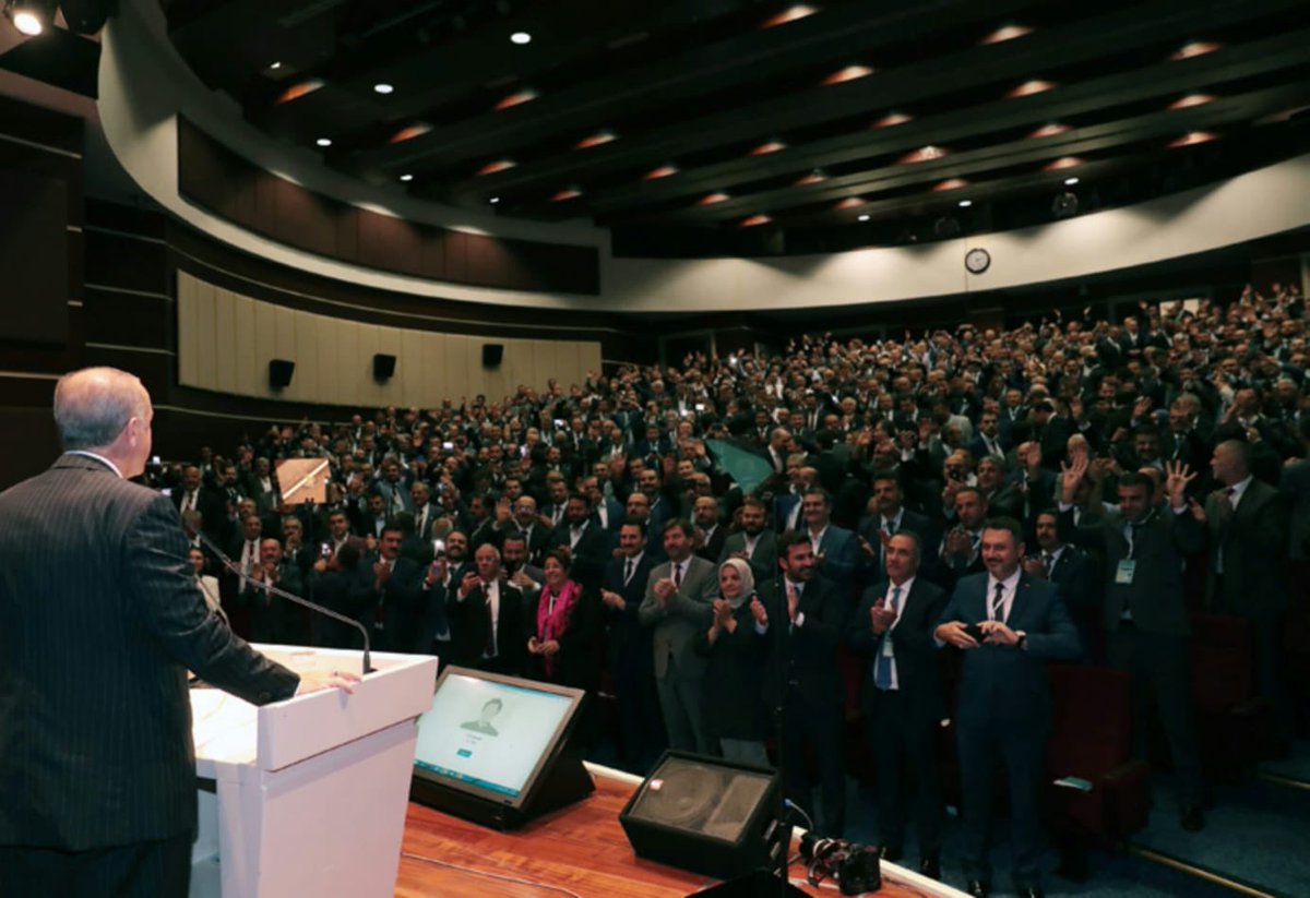 Genel Başkanımız ve Cumhurbaşkanımız @RT_Erdogan İlçe Başkanları Toplantımıza  katılmasının  mutluluğunu  yaşadık.