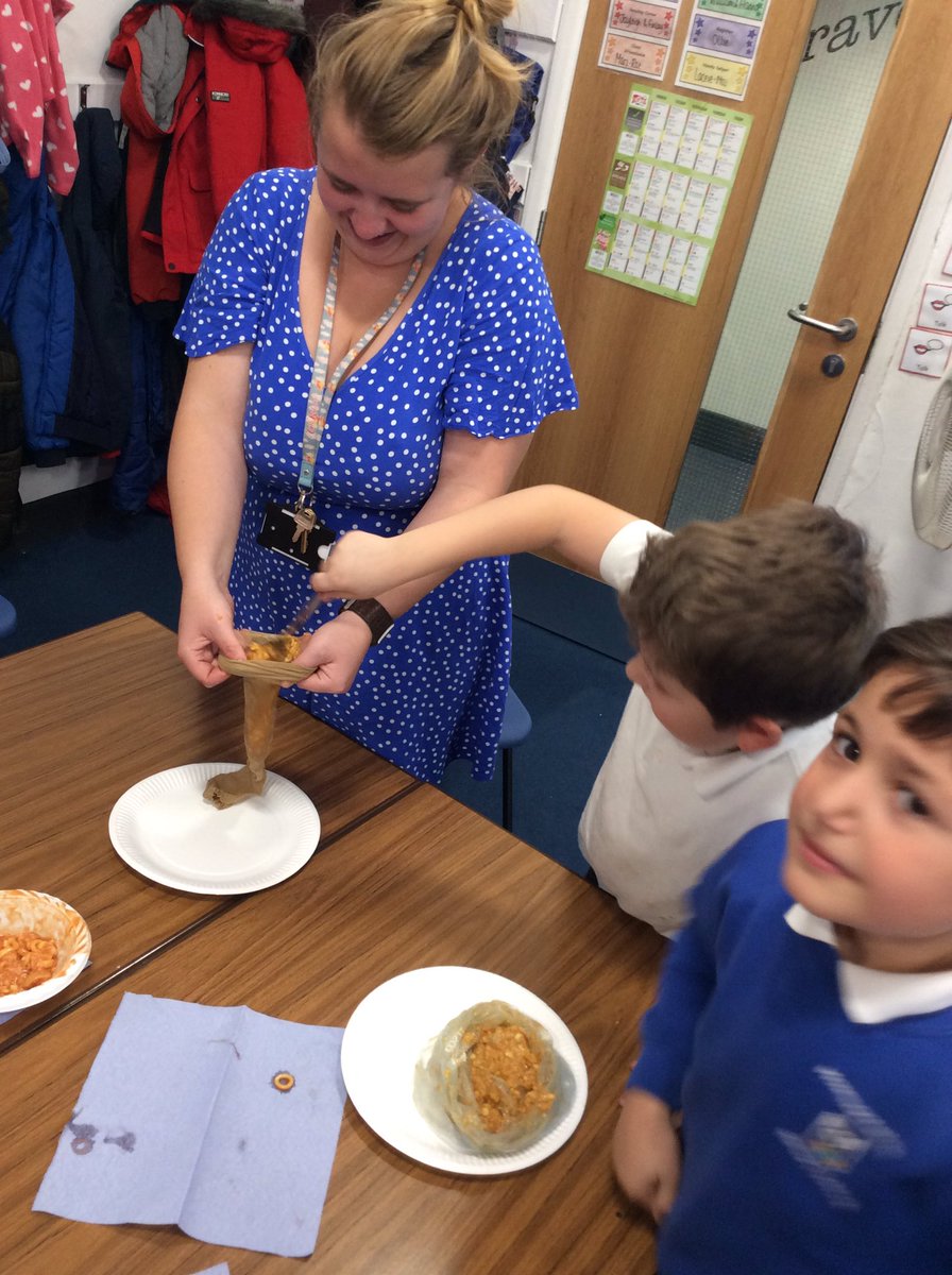 MowmacreHill's tweet photo. Year 4 used their knowledge of digestion to make their own poo! #disgustingdigestion #EOFYR4 @DavidBr20600287 @DSATScience https://t.co/MdNPvsOeId