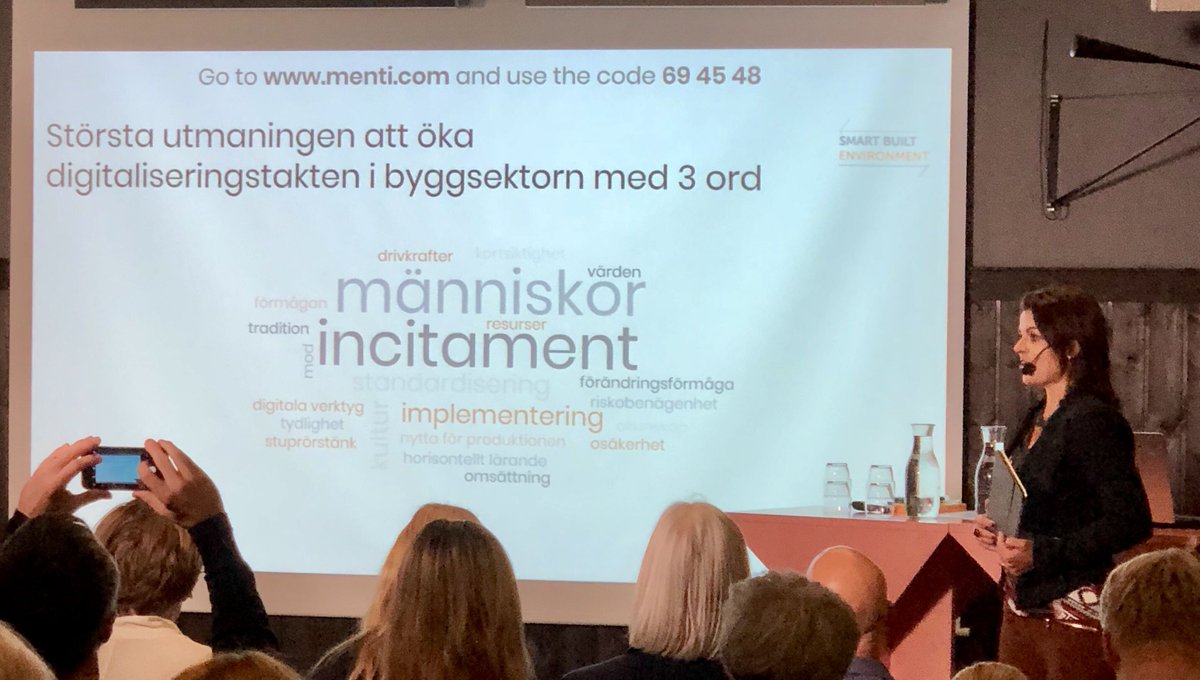 IQSamh's tweet photo. Projektkavalkad under Smart Built Environments programkonferens:
talarna framhäver bl.a. om vikten av kunskapsdelning i branschen och publiken får tycka till om digitaliseringsutmaningar
#smartbuilt #sipnytt https://t.co/QdOlqrU8CF