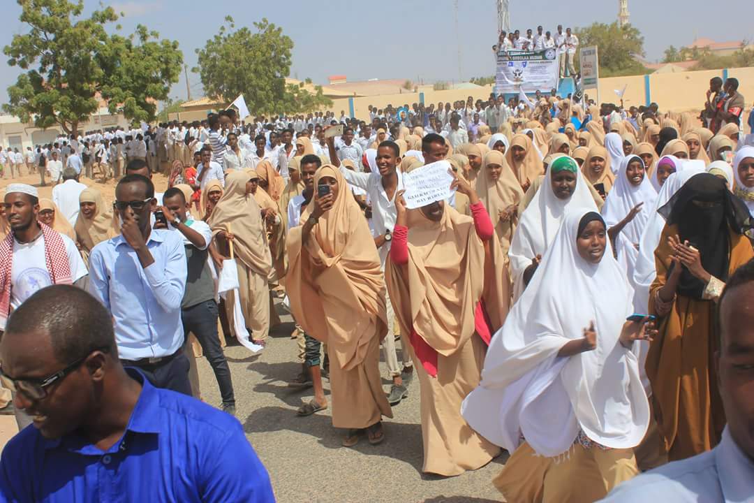 Magan99485378's tweet photo. Maanta oo kale sanad ka hor #Galkacyo waxaa ka dhacey isku soo bax nabadeed oo ay si weyn uga qeyb qaaten ardeyda wax kabarata magalada galkacyo.
Bananbaxaas nabadeed ayaa waxaa soo qaban qabiyey #Madasha_NABADA_iyo_isdhexgalka_mudug

#Galkacyo_howga_Nabada https://t.co/olHC2n9VGD