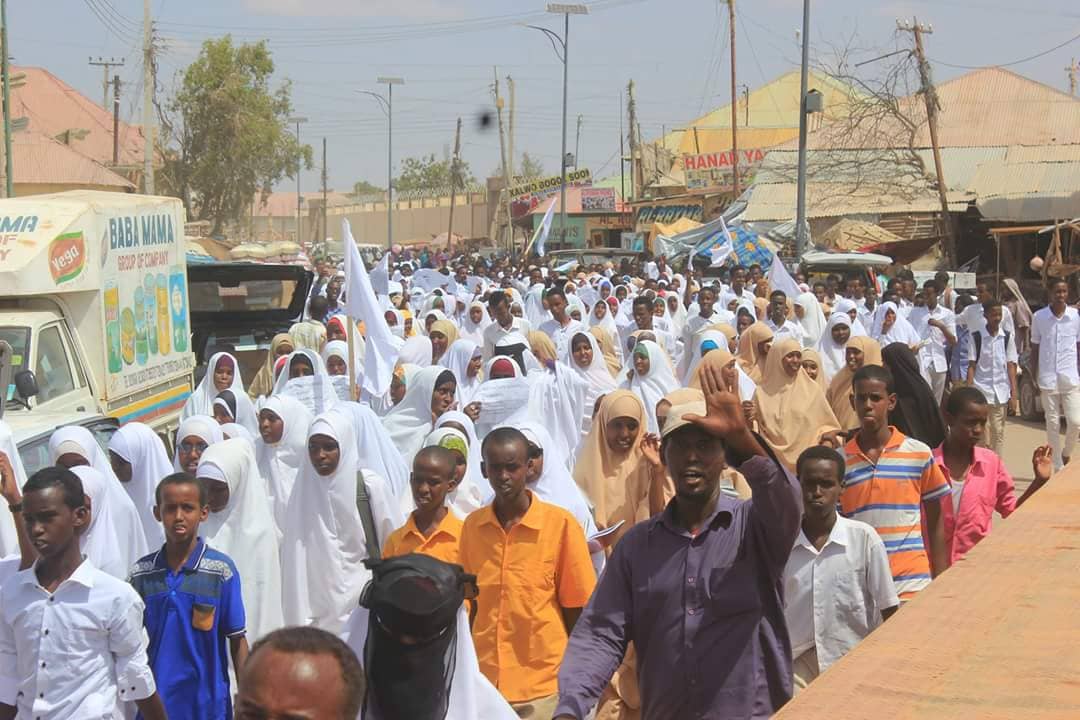 Magan99485378's tweet photo. Maanta oo kale sanad ka hor #Galkacyo waxaa ka dhacey isku soo bax nabadeed oo ay si weyn uga qeyb qaaten ardeyda wax kabarata magalada galkacyo.
Bananbaxaas nabadeed ayaa waxaa soo qaban qabiyey #Madasha_NABADA_iyo_isdhexgalka_mudug

#Galkacyo_howga_Nabada https://t.co/olHC2n9VGD