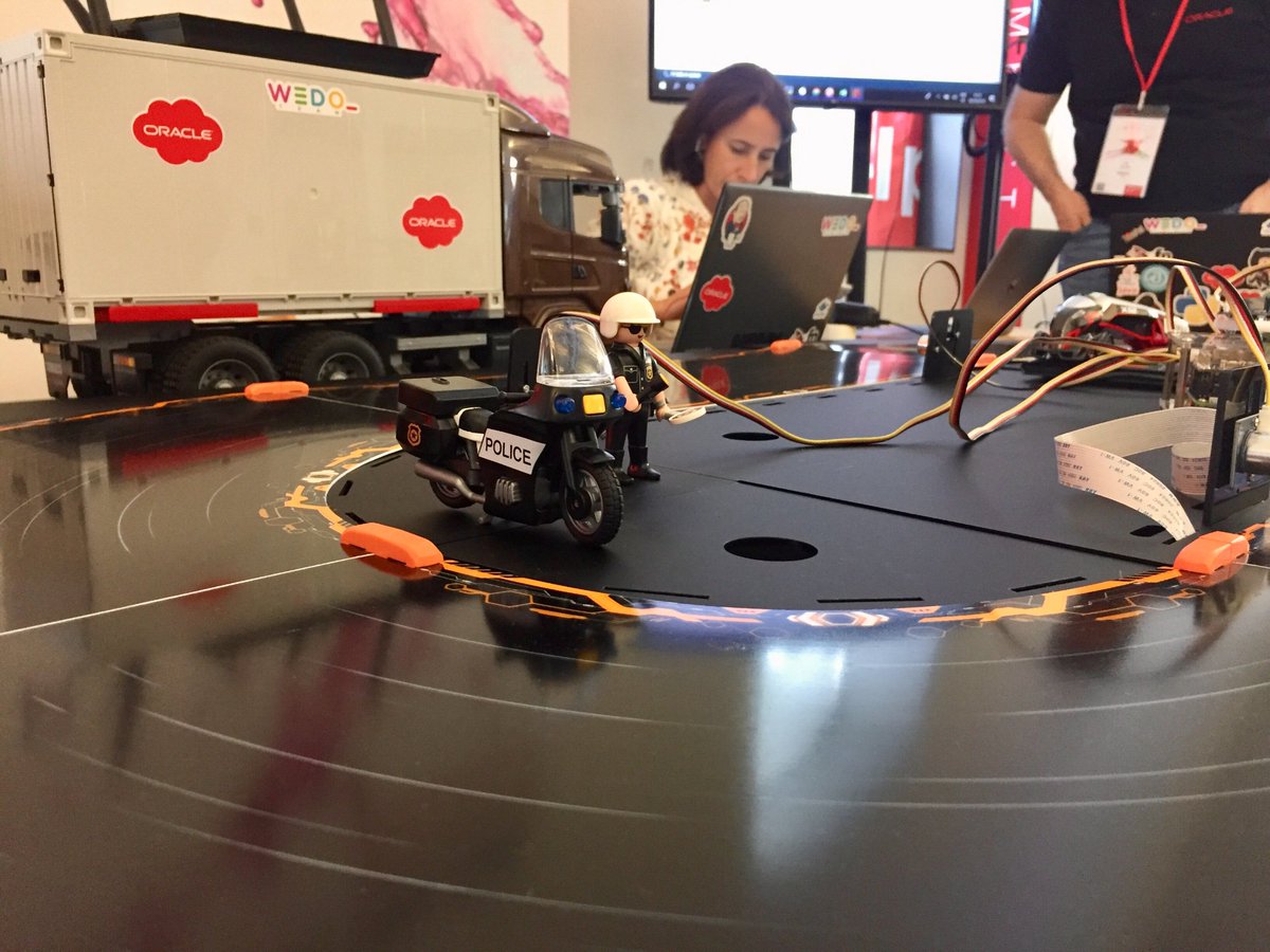 AGil_Z's tweet image. Me encanta esta demo, Industria 4.0 del equipo WEDO. 🚨 Tecnologia punta en pequeña escala 🚚🚛 #OracleDemosSP  #OracleImpactSP