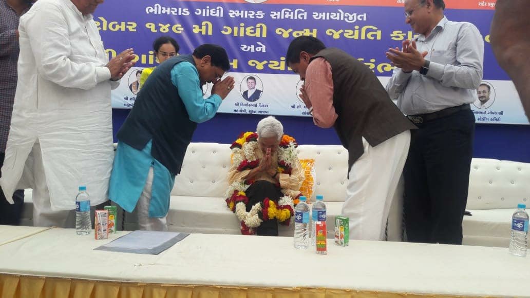 purneshmodi's tweet photo. ૧૫૦મી મહાત્મા ગાંધી જયંતિ નિમિત્તે ભીમરાડ ગામ ખાતે ભીમરાડ ગાંધી સ્મારક સમિતિ આયોજીત કાર્યક્રમમાં ગાંધીજીના  પૌત્રી ડૉ. શિવાલક્ષ્મી ગાંધી, કેબિનેટ મંત્રી શ્રી કૌશિકભાઈ પટેલ, ધારાસભ્યશ્રી પૂર્ણેશભાઈ મોદી,દાંડીયાત્રા વખતે મહાત્મા ગાંધીજી અહિ રોકાયા હતા એ આ સ્થળનું ઐતિહાસિક મહત્વ છે https://t.co/VJbSjZGwEF