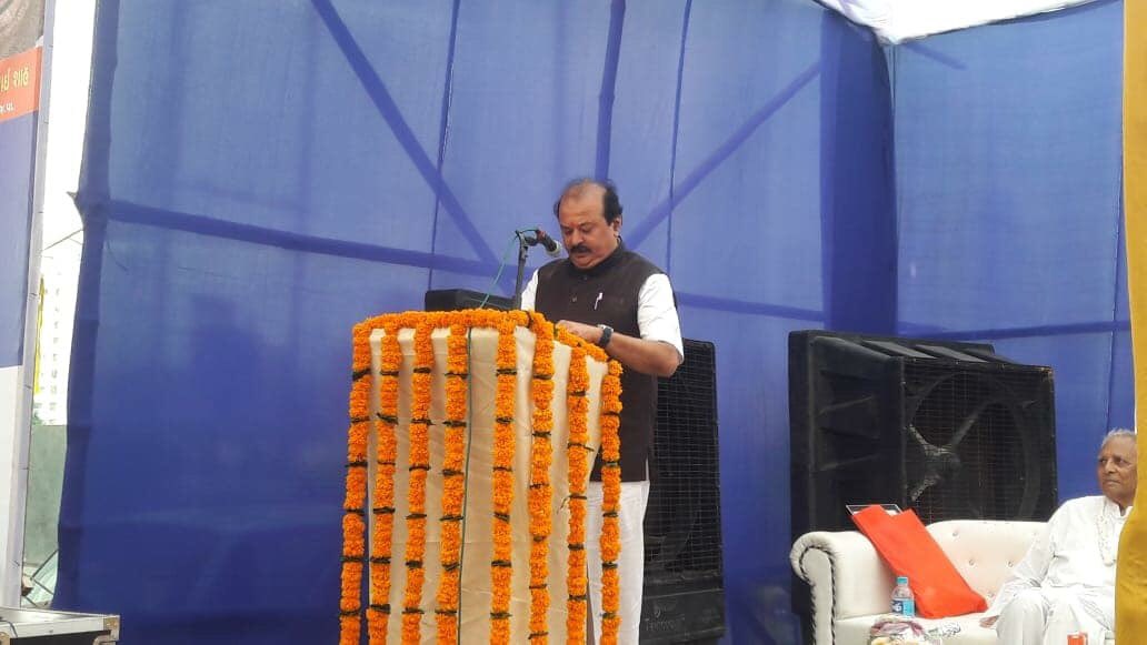 purneshmodi's tweet photo. ૧૫૦મી મહાત્મા ગાંધી જયંતિ નિમિત્તે ભીમરાડ ગામ ખાતે ભીમરાડ ગાંધી સ્મારક સમિતિ આયોજીત કાર્યક્રમમાં ગાંધીજીના  પૌત્રી ડૉ. શિવાલક્ષ્મી ગાંધી, કેબિનેટ મંત્રી શ્રી કૌશિકભાઈ પટેલ, ધારાસભ્યશ્રી પૂર્ણેશભાઈ મોદી,દાંડીયાત્રા વખતે મહાત્મા ગાંધીજી અહિ રોકાયા હતા એ આ સ્થળનું ઐતિહાસિક મહત્વ છે https://t.co/VJbSjZGwEF