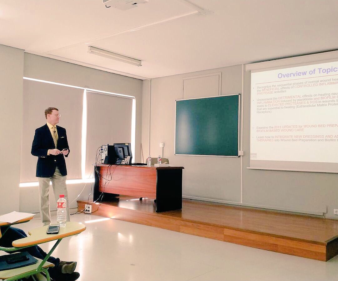 uc_enfermeria's tweet photo. Gregory Schultz brillante ponencia sobre preparación del #Lechodelaherida #mástergestiónintegraleinvestigación  #heridascrónicas @uc_enfermeria @unican https://t.co/b39X98FwHK