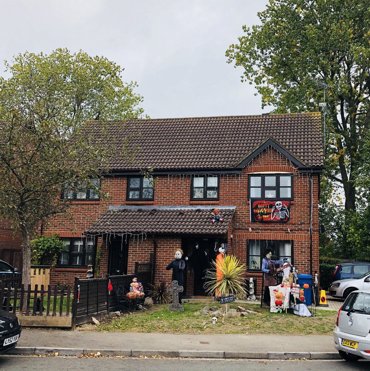 Spotted on the school run yesterday: this #maidenhead house has a strong #halloween game! For the next 30 days my kids will ask me to do the same to ours! 👻🎃👻🎃👻