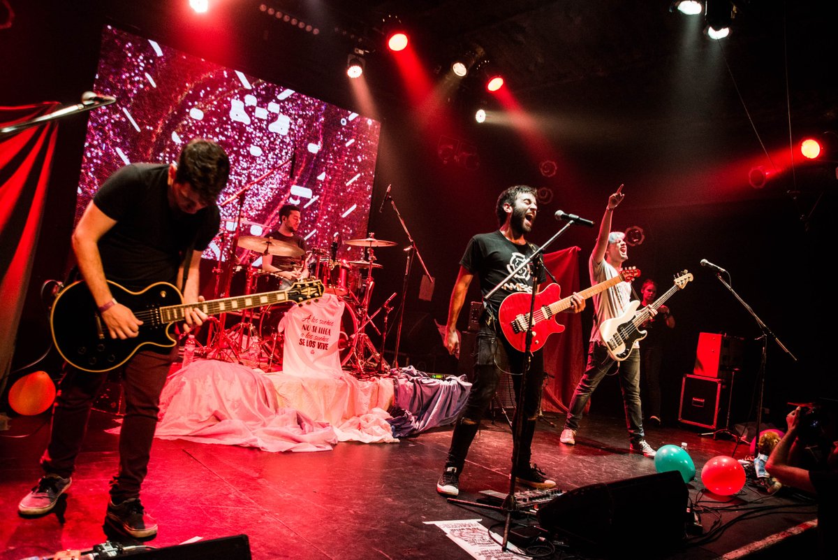 YA ESTÁN LAS FOTOS DE LA PRESENTACIÓN DE #SueñosDeRevolucion ✨  Pasen a dejarle amor por esa cosita media oldie que es Facebook 👇
facebook.com/inmersorock/ph…