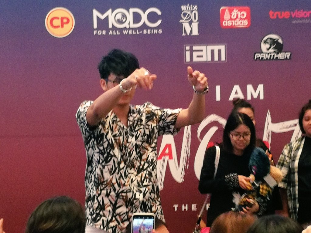 su_waleeNxN's tweet image. อย่าสงสัย ท่าคุณเขากำลังเรียกมาถ่ายรูป😂😜😘
#IAMNONTTANONT #TheFirstConcert
#nontfam #nonttanont