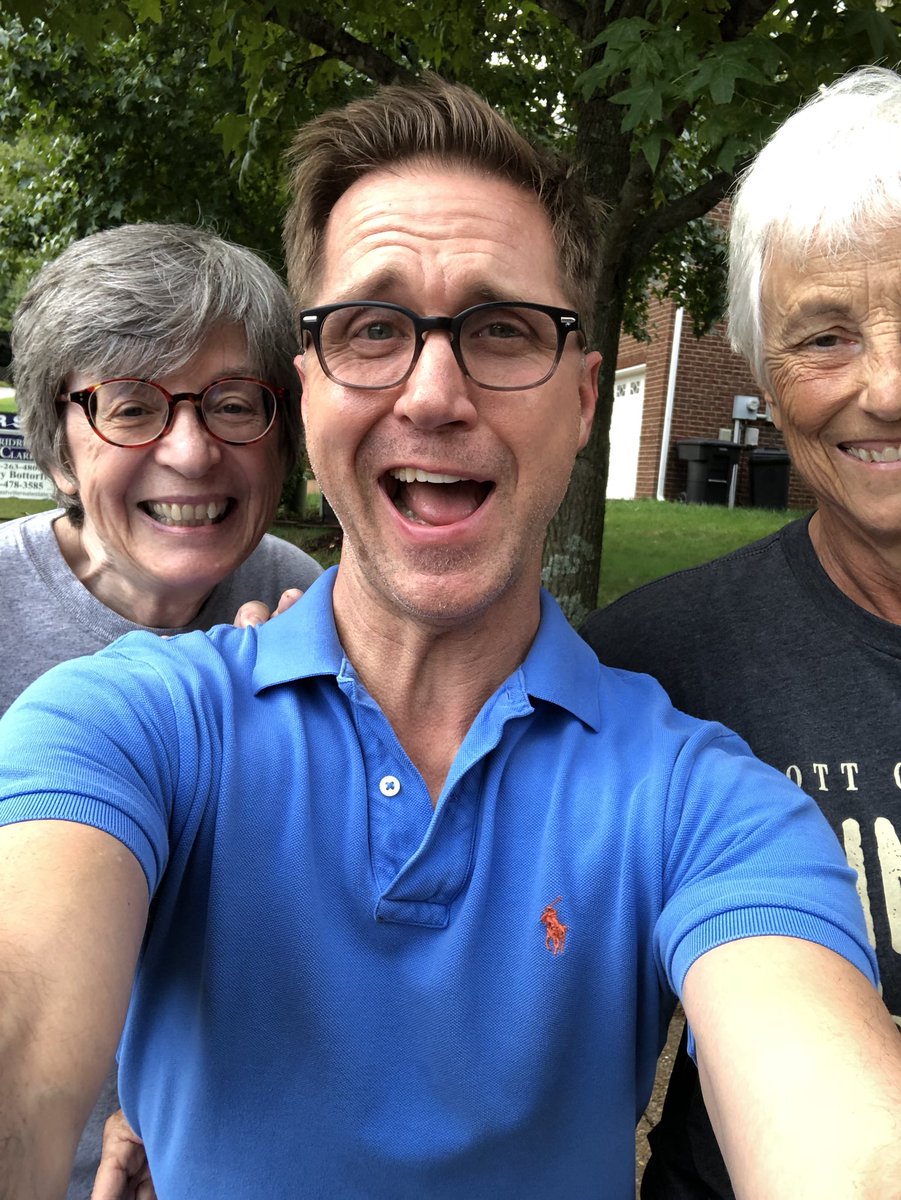 ScottGrayMusic's tweet photo. I love the simple things that life brings the most . Not only did I reach that 5-mike run goal, but I was blessed with a very unexpected visit from these two. BTW...love that shirt, Donna! #thesimplethings #lifeisgood #soulfriends #goalsmet #whataday #scottgray #music https://t.co/AMK1OiOJb9
