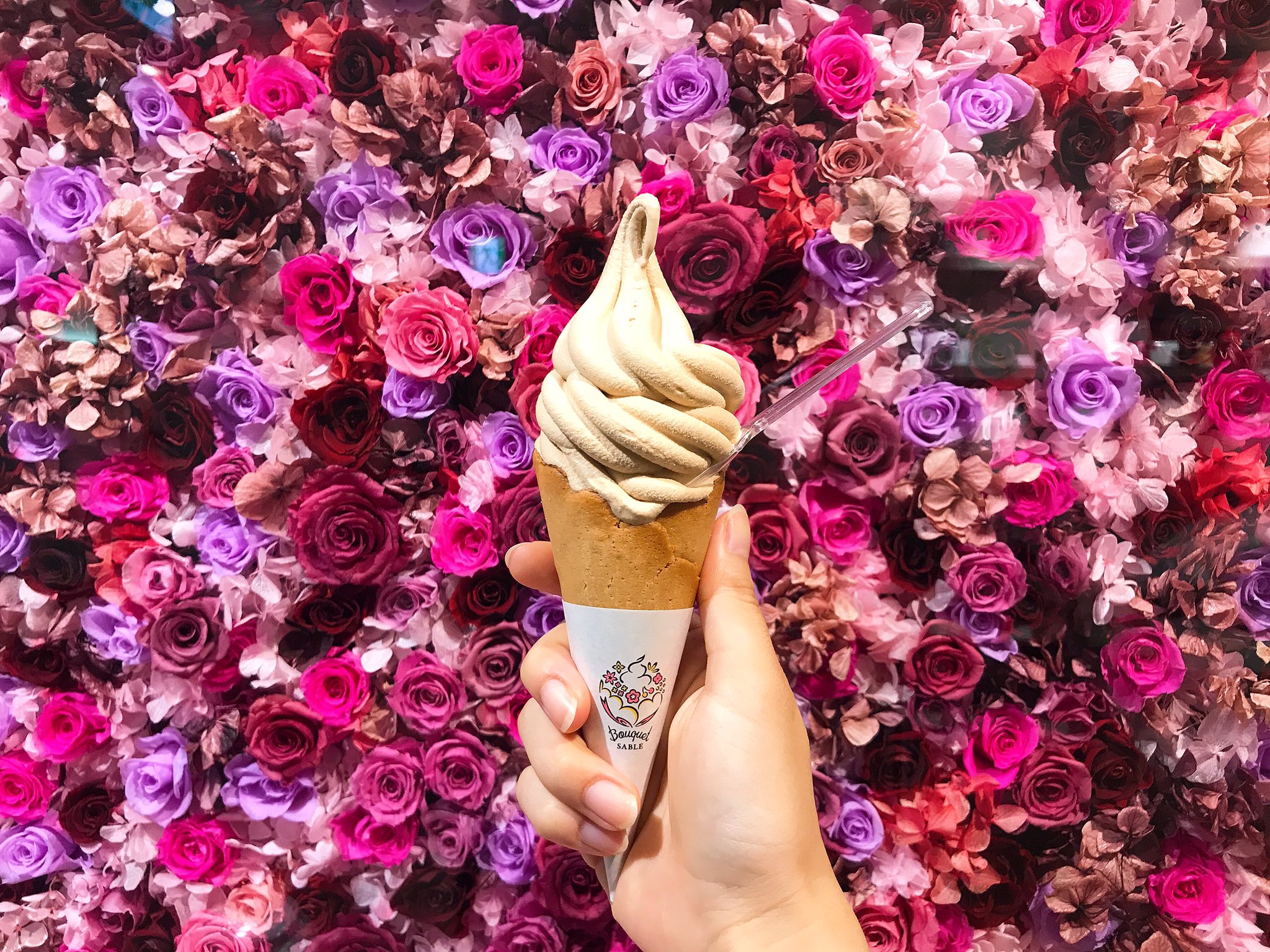 りょうくんグルメ まじでこの世の全ての紅茶好きに教えてあげたいんだが新宿の紅茶専門店ル サロン ド ニナスには全ての人間を虜にする禁断のロイヤルミルクティーソフトクリームがある これが濃厚で超絶美味いからぜひ全国の紅茶好き 紅茶を愛する者