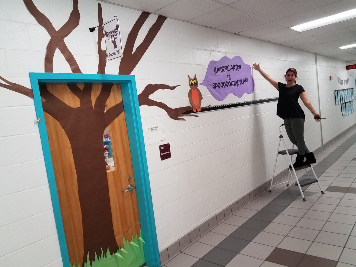 BritatheMs's tweet image. Door Decorating 101!  Ms. Turk it's amazing! #Kindergartenisspoooooktacular #theCLESway #Kindergarten #doordecorating #fallishere #favoritetimeofyear #MsTurkisAmazing #Amazing