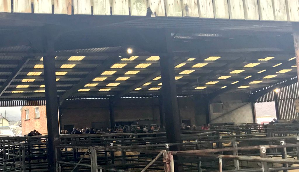 8030/33 attended at Tregaron Livestock Market this morning. An opportunity for the farming community to meet Ceredigion Rural Crime Officers🐏#RuralCommunityEngagement 👮‍♀️👮🏻‍♀️@DPruralpolicing