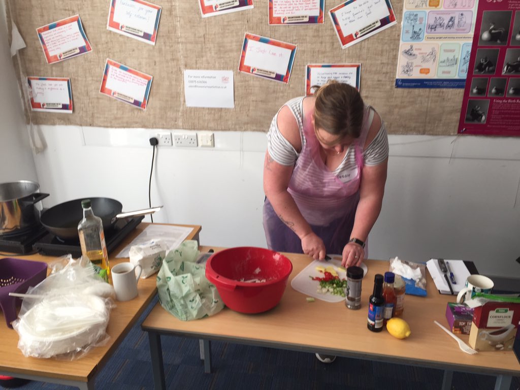 fundamentalruth's tweet photo. @fasidefridge @fasidelunchclub @SandersonsWynd @HSScotland supporting parents to make healthier swaps, this week we made honey chilli chicken..#foodconnectscommunities #Fasidecookingtogether https://t.co/2D9Xrr0a8y