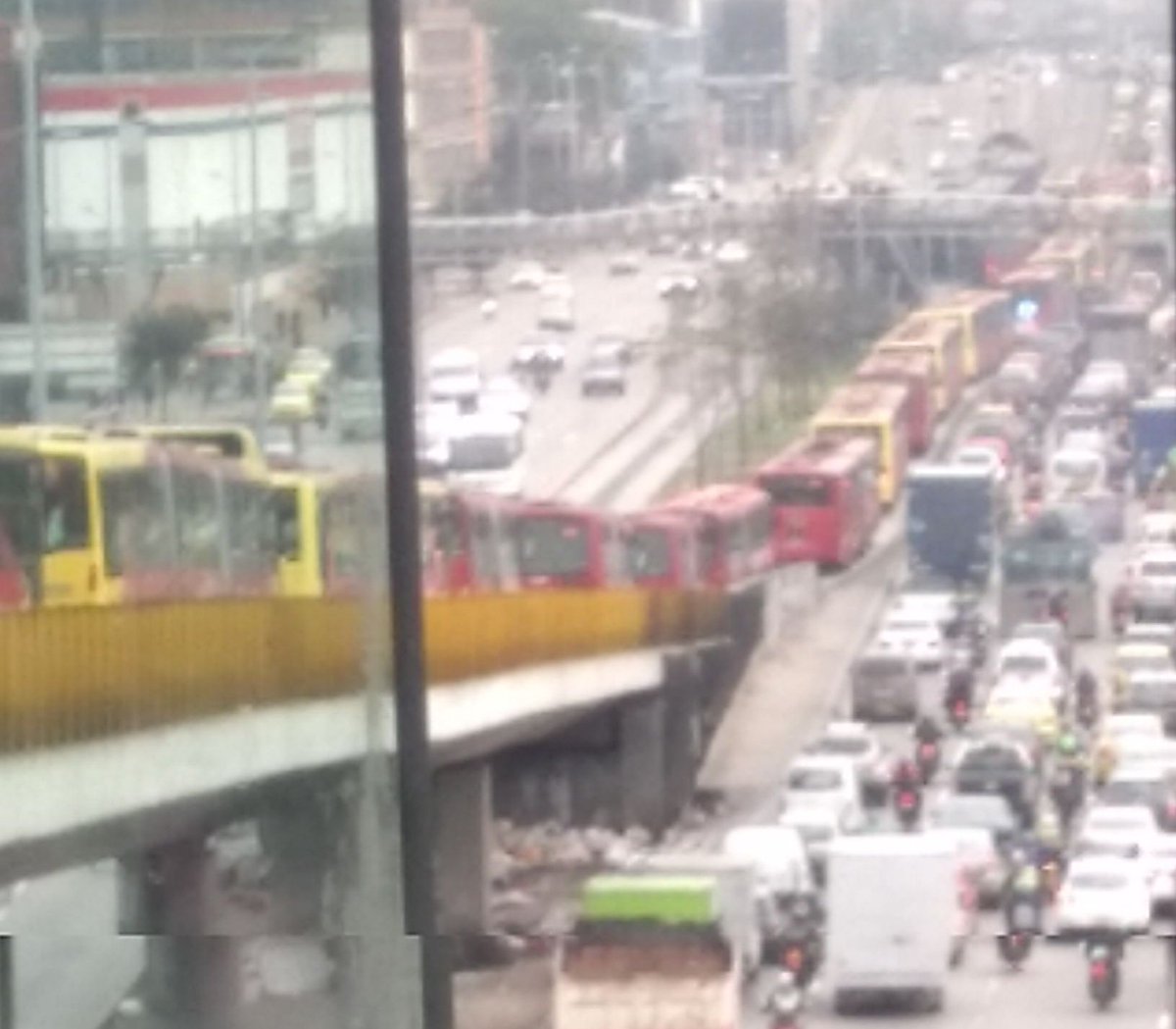 No, no es el metro de Bogotá! 

Es la fila de Transmilenios llegando a la estación del Ricaurte. 

Gracias <a href="/EnriquePenalosa/">Enrique Peñalosa</a> <a href="/TransMilenio/">TransMilenio</a> <a href="/utransmilenio/">Usuario Transmilenio</a>

#FelizMartes #MetroDeBogota
#DeLoPeor #AmanecerRCN