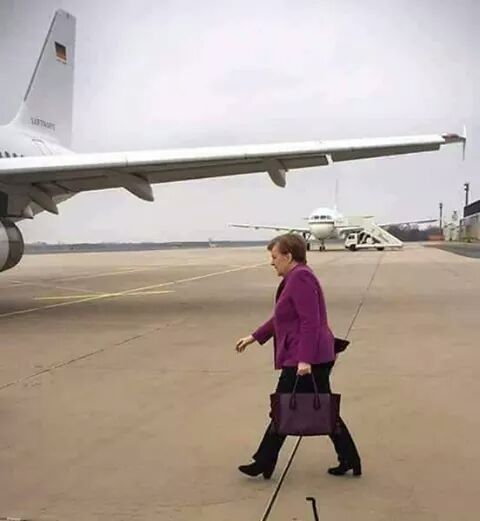 #السعودية
صورة تتكلم : أنجيلا ميركل خلال توجهها لزيارة إحدى الدول .. لا مواكب ولا تهليل ..محفظة ، طائرة وهدف يجب تحقيقه