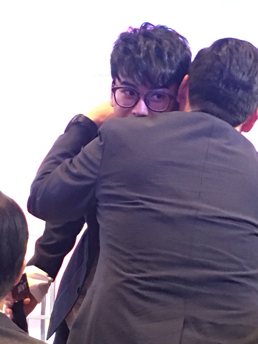 su_waleeNxN's tweet image. ชอบโมเมนต์ที่นนท์เดินลงมาหาพี่สองมากๆเลย ทุกคนดูเอ็นดูน้องมากๆ เห็นแล้วประทับใจเลย 
ขอบคุณรูปจาก @B_myself_and_i ขอบคุณนะยู จุ๊ฟๆ พี่ถ่ายมะทันจริงๆ😜
#IAMNONTTANONT #TheFirstConcert #nontfam #nonttanont