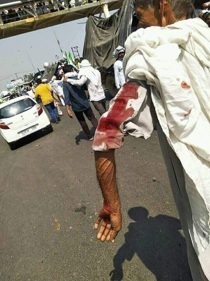 KingsSurendra's tweet image. अच्छे दिन का वादा करके सत्ता में आई भाजपा सरकार ने जो आज किसानों के साथ बर्बरता की है देश की जनता उसे कभी माफ नहीं करेगी देश की जनता आने वाले विधानसभा चुनाव लोकसभा चुनाव में  भाजपा को सत्ता से बाहर का रास्ता जरूर दिखाएगी @abhasbhatnagar @danishabrar2016 @vishal_INC