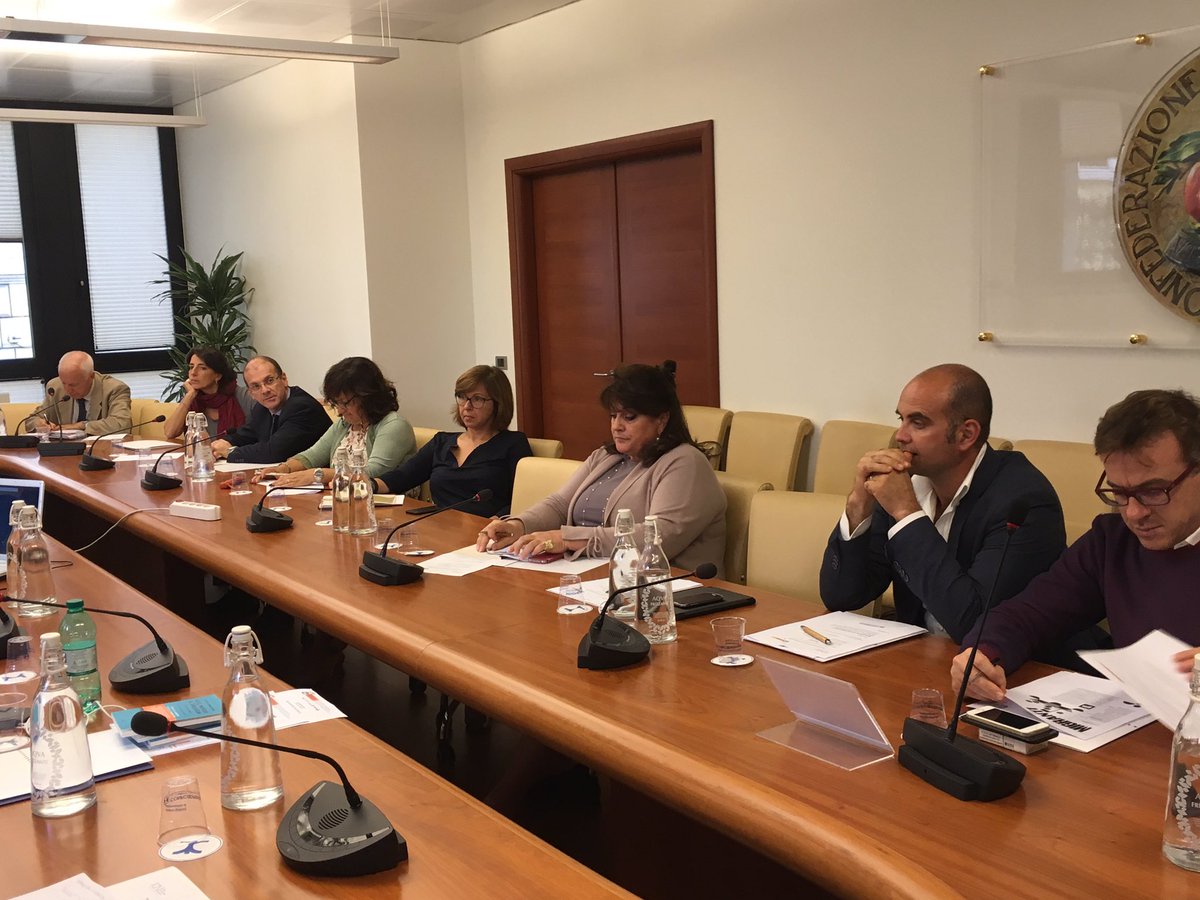 Confcooperativ1's tweet photo. #Migranti “Quali modelli di integrazione: oltre l’emergenza le necessità di prima accoglienza”. Ne parlano @pesce_enrico @FedSolidarieta @Confcoopiemonte @st_granata coordina il Dg di Confcooperative @fabioladiloreto corso formazione #ICN #Foncoop @GaeMancini @FiaschiClaudia https://t.co/da5ZFWLPNm