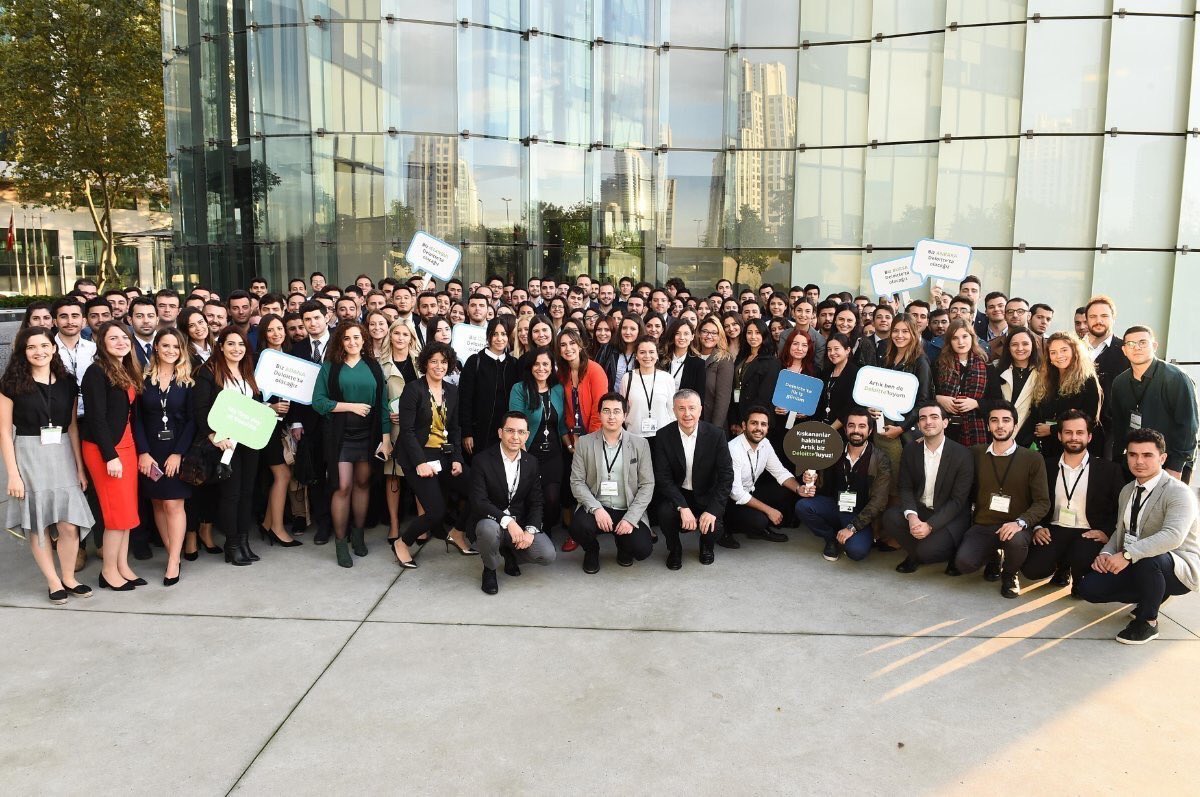DeloitteTurkiye's tweet photo. 200 yeni mezun arkadaşımızın oryantasyon programı tüm hızıyla devam ediyor. #DfirstDay’in ikinci gününü takip etmek için Instagram storylerimize göz atabilirsiniz.
👉🏼 https://t.co/QWJ6kUTTBs https://t.co/KYodVRevNy