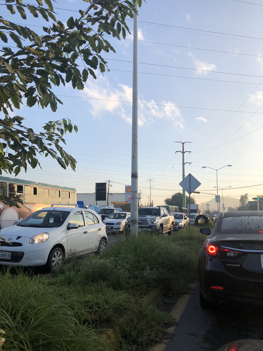 eduborda00's tweet photo. @TraficoZmgRadio mucho tráfico reportado en Camino Real a Colima antes de Cenro Sur, esto debido a la gran cantidad de baches https://t.co/ISfqas2LUS