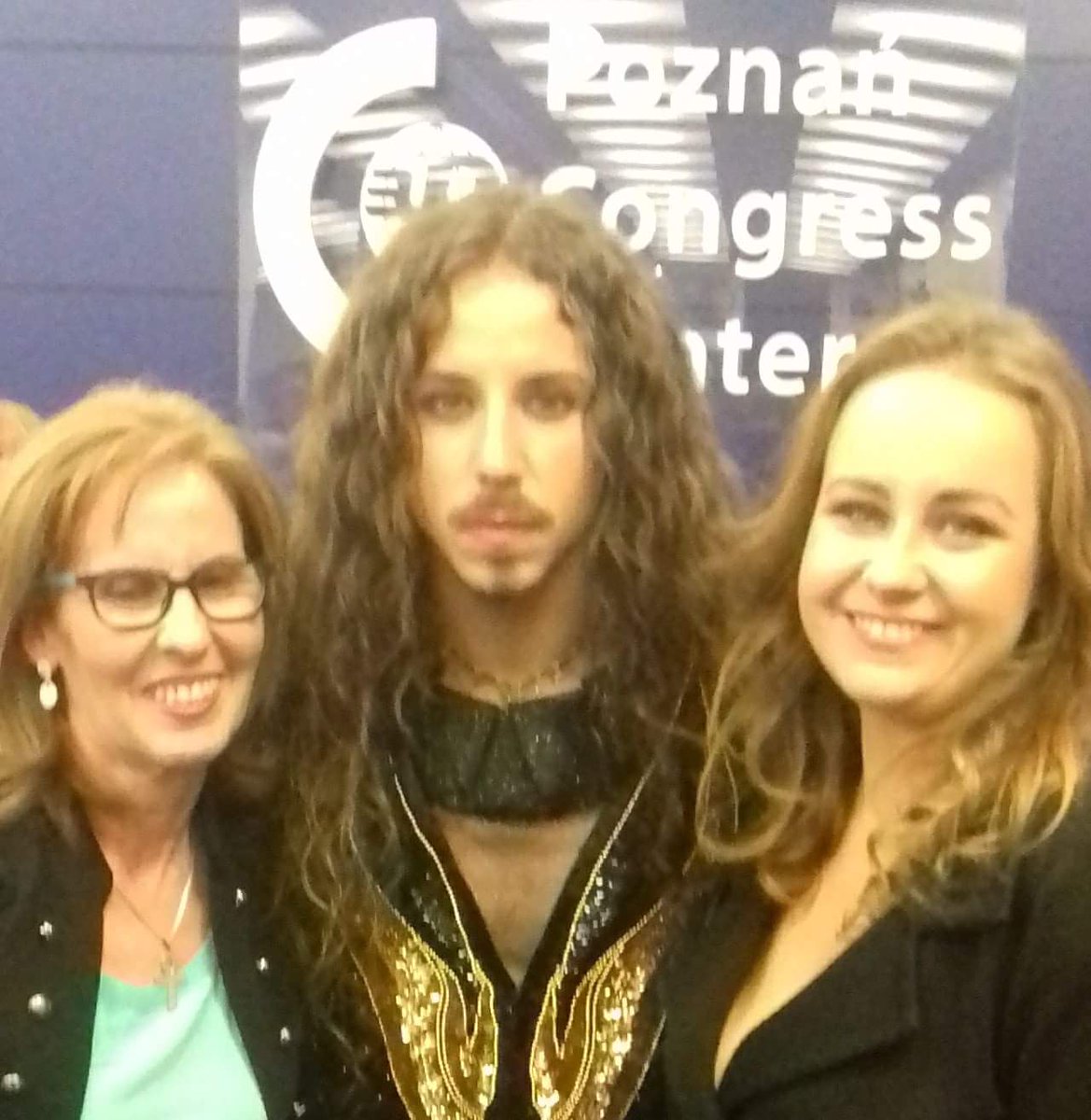 MichalSzpakES's tweet photo. El 26 de Septiembre miembros del Club de Fans de España fueron al último y maravilloso Concierto #ClassicaTour de Michał Szpak y Marlena Szpak en Poznań. Thank you very much Michał and Marlen for your Welcome to all your fans. Both are the Best Artists in the World!! ❤️🇪🇦️ https://t.co/1PoZM5Bv6F