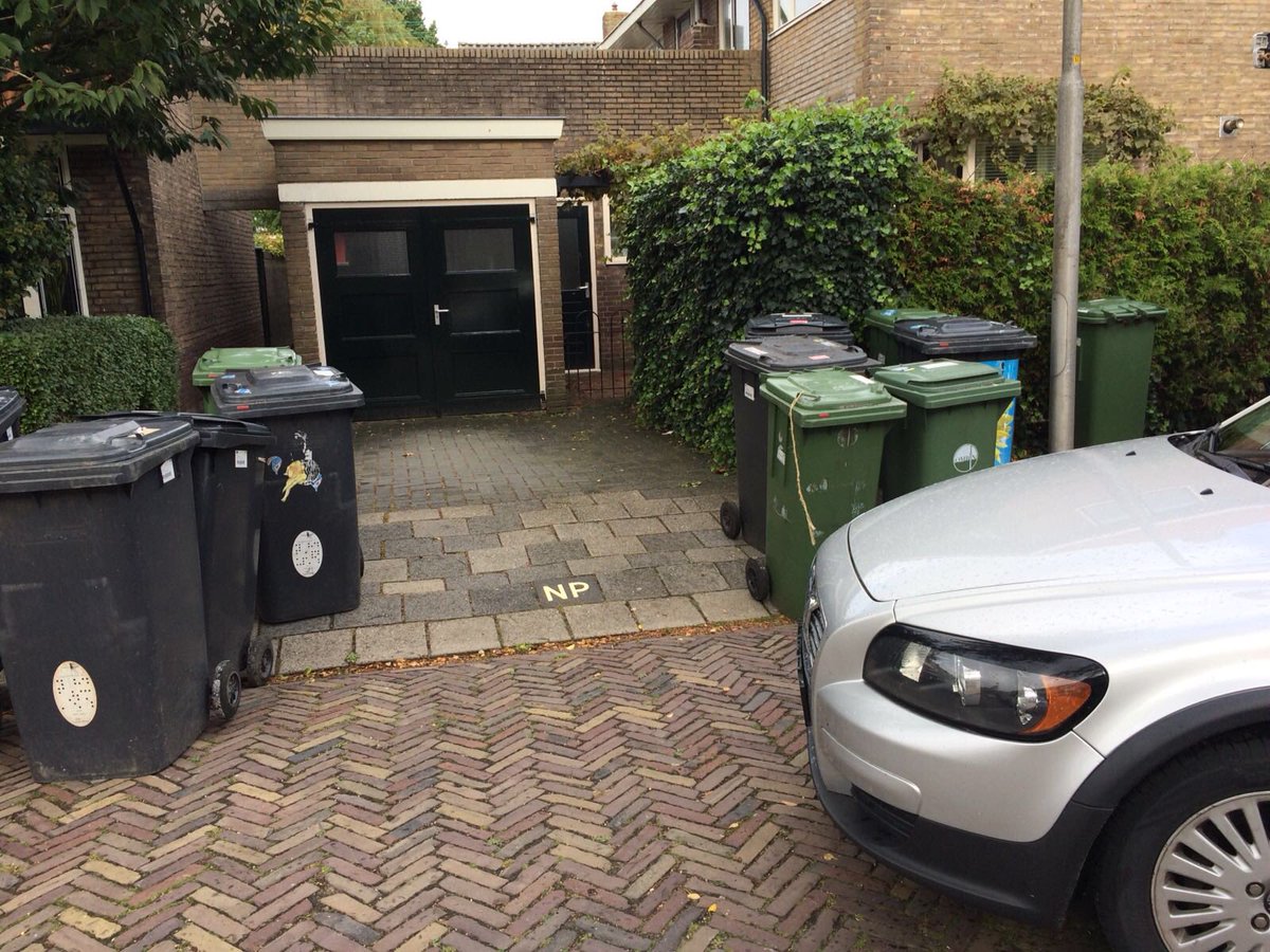 Hallo <a href="/OmrinFriesland/">OmrinFriesland</a> leeuwarden. Snappen jullie nu echt niet dat een oprit vrijgehouden moet worden? Bedankt!!! #omrin #waarzithetverstand