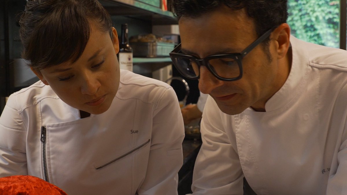 SecundarisTV's tweet photo. Demà a les 20:20h a La2Catalunya nou capítol de @SecundarisTV. Coneixerem a la Sue que va arribar al Sant Pau a fer pràctiques i ara n'és la cap de cuina. 🍴

📺Un programa de @DianaProduccion per @tve_catalunya 📺
#secundaris #sencundaris2 https://t.co/KLgOkyZPUM