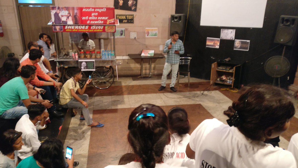 StopAcidAttacks's tweet photo. समझदार को इशारा काफी है,
सरकार जान लो शिरोज़ का टाइम बहुत बाकी है!
शिरोज़ कॉलिंग में एक कवि की प्रस्तुति #SaveSheroes https://t.co/xgRf9ZnGAV