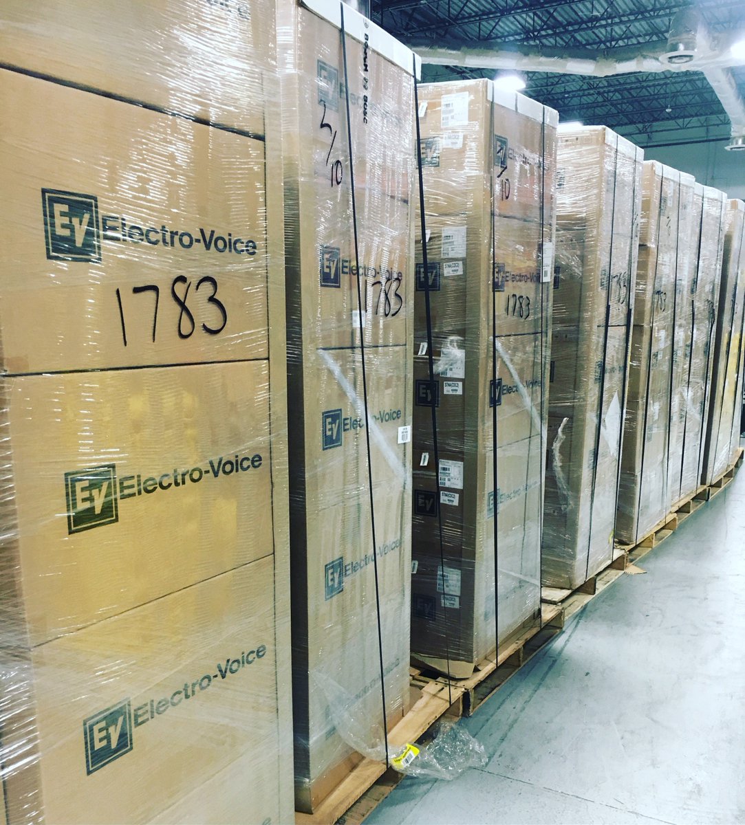 LMG_BeyondTech's tweet photo. Electro-Voice ELX200 Portable Loudspeakers have arrived! #LMGTechTuesday @Electro_Voice https://t.co/wX1N5ZJKCr