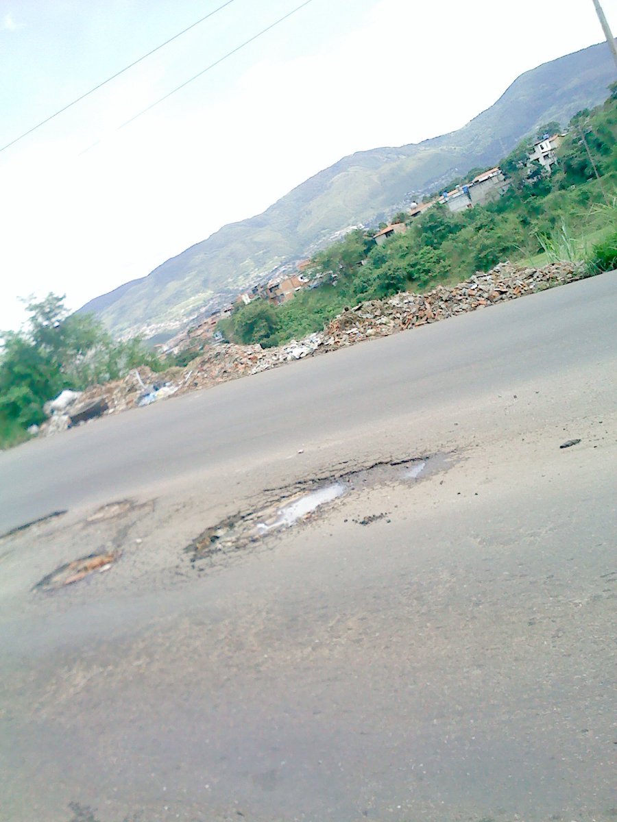 Adolfo_Legnar's tweet photo. #DENUNCIA. Las autoridades de #SanCristóbal y #Cárdenas no han hecho nada al respecto para evitar el botadero de escombros y desechos sólidos en el par vial de Palo Gordo. Individuos que hagan esta irregularidad deben ser multados. #2Oct #Táchira #Venezuela https://t.co/0bDdPoaZPa