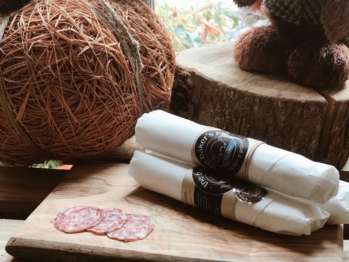 Happy Tuesday! Come and check out our  new Finocchiona! With an earthy, tangy, and rich flavouring — it’ll be perfect for your evening dinner with a bottle of something sparkly! What are you waiting for?! 

— 
#gin #ginhaus #llandeilo #meat #local #notjustgin