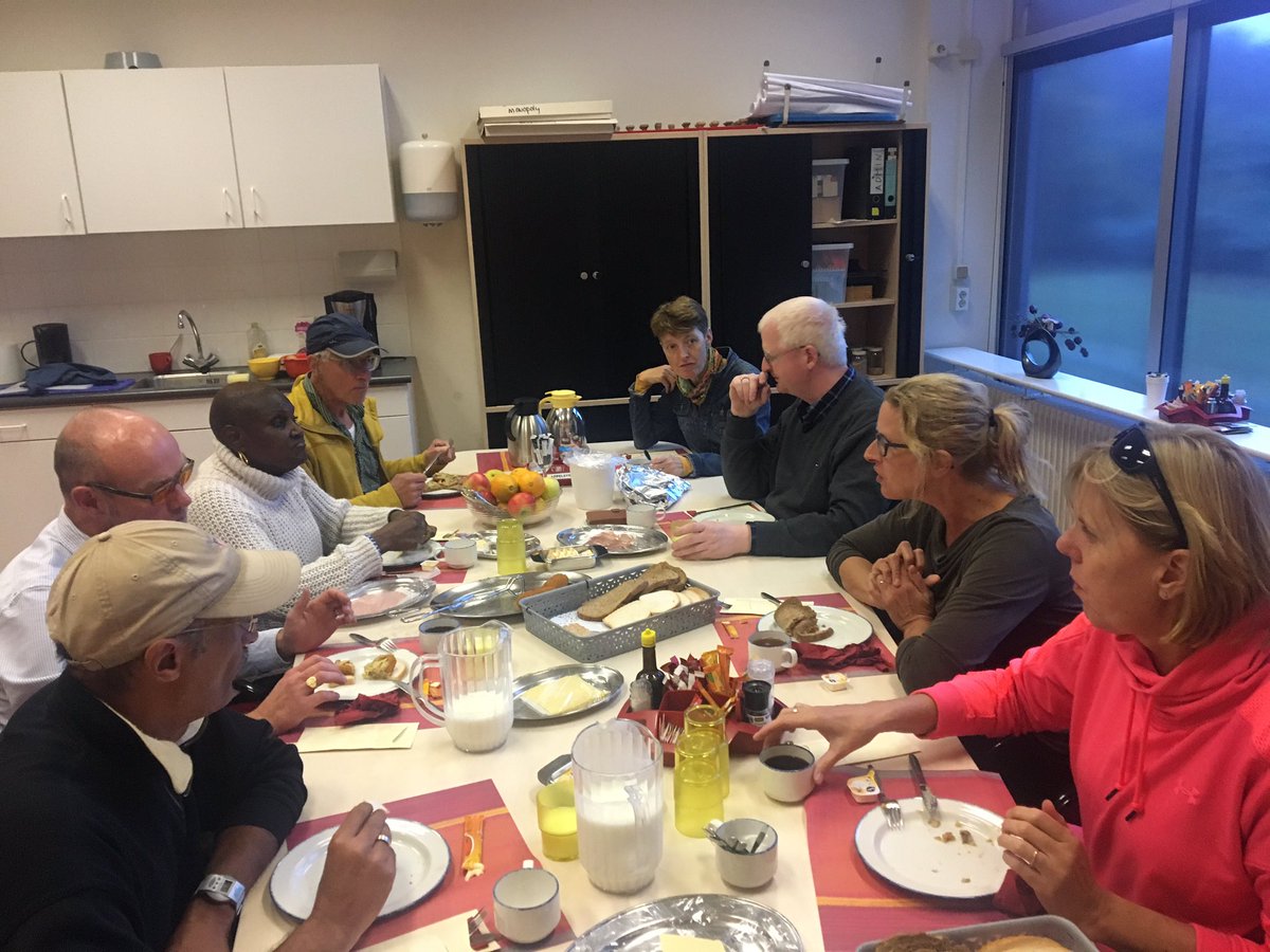 RenA_DenHaag's tweet photo. De ambassadeurs en buddy’s van Visio Den Haag en Rotterdam op bezoek bij @KonVisio #VHLE. Een indrukwekkende en leerzame dag met ervaringen die de ambassadeurs en buddy’s weer kunnen delen met anderen. Dank voor de mooie dag @PetraGroothuis2 en de lekkere lunch :) https://t.co/C5r1HdsDrk