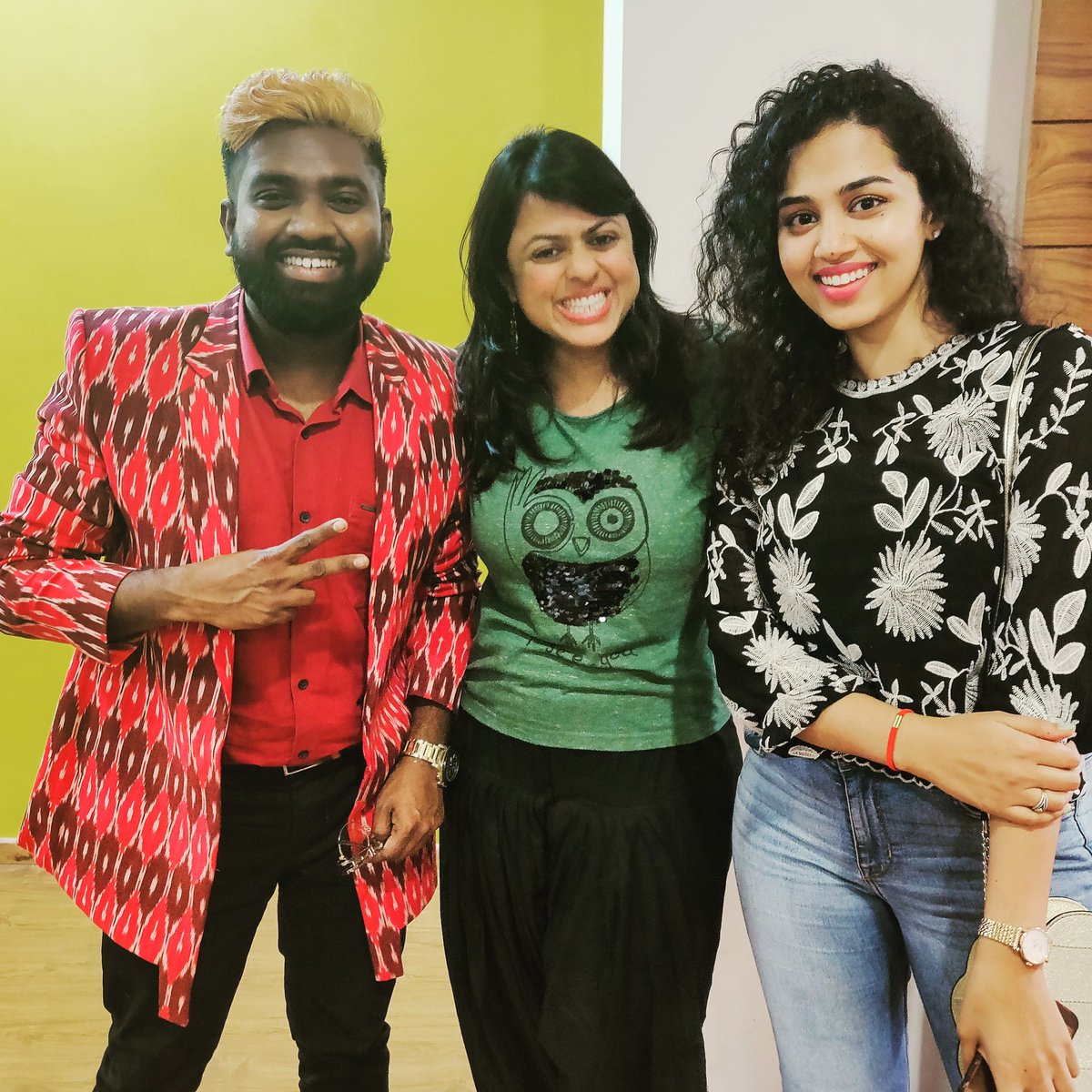 PrathyushaCFA18's tweet photo. The man of the hour @RoLLRiDA
Won Award for being the Happiest Person in the #BiggBossGrandFinale but more importantly his song #Arupu along with @meerabathini is special as it is dedicated to women & issues they face in society & at home and urges them to stay strong. Kudos! https://t.co/bUaBbcNnhb