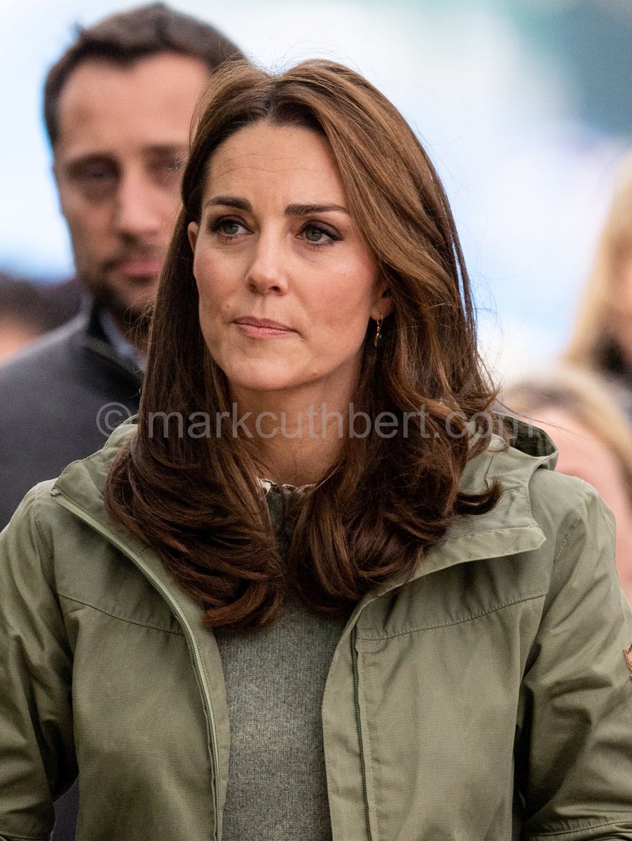 markacuthbert's tweet photo. Catherine, Duchess of Cambridge chats to well-wishers during a visit to Sayers Croft Forest School and Wildlife Garden at Paddington Recreation Ground in London. #katemiddleton #DuchessofCambridge #katesback #kate #royal #royals https://t.co/9fIZ5DCvYd