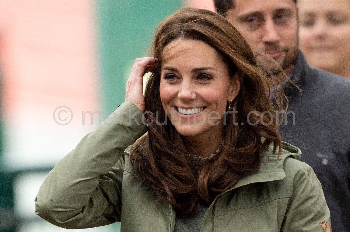 markacuthbert's tweet photo. Catherine, Duchess of Cambridge chats to well-wishers during a visit to Sayers Croft Forest School and Wildlife Garden at Paddington Recreation Ground in London. #katemiddleton #DuchessofCambridge #katesback #kate #royal #royals https://t.co/9fIZ5DCvYd