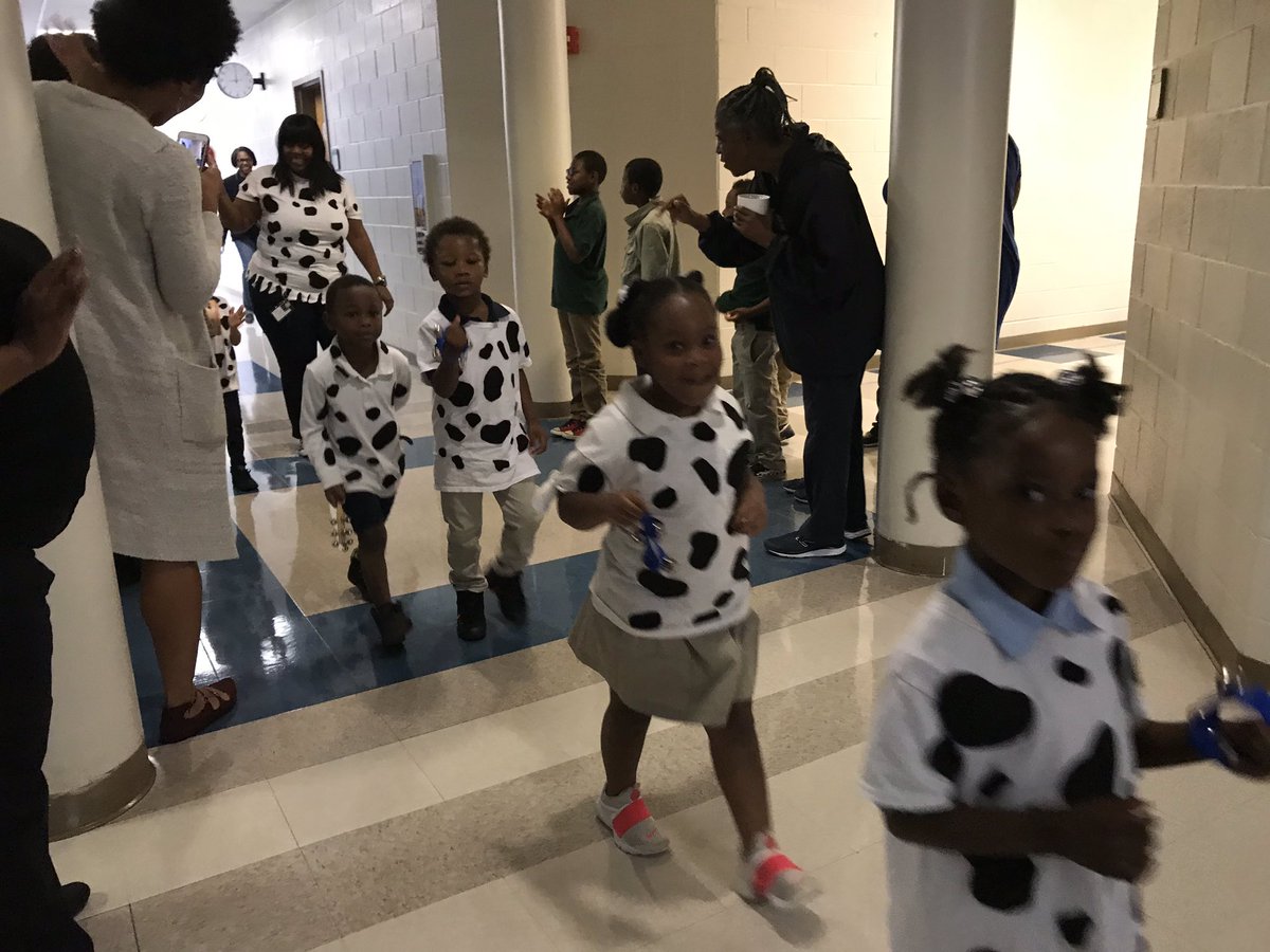 JenWinSaunders's tweet photo. #PreKWeek2018 kicked off with a PreK Parade @APSDeerwood celebrating #ClickClackMoo ๐ ๐ฎ ๐ ๐ #celebratereading #celebrateprek https://t.co/oijJfEJLW3