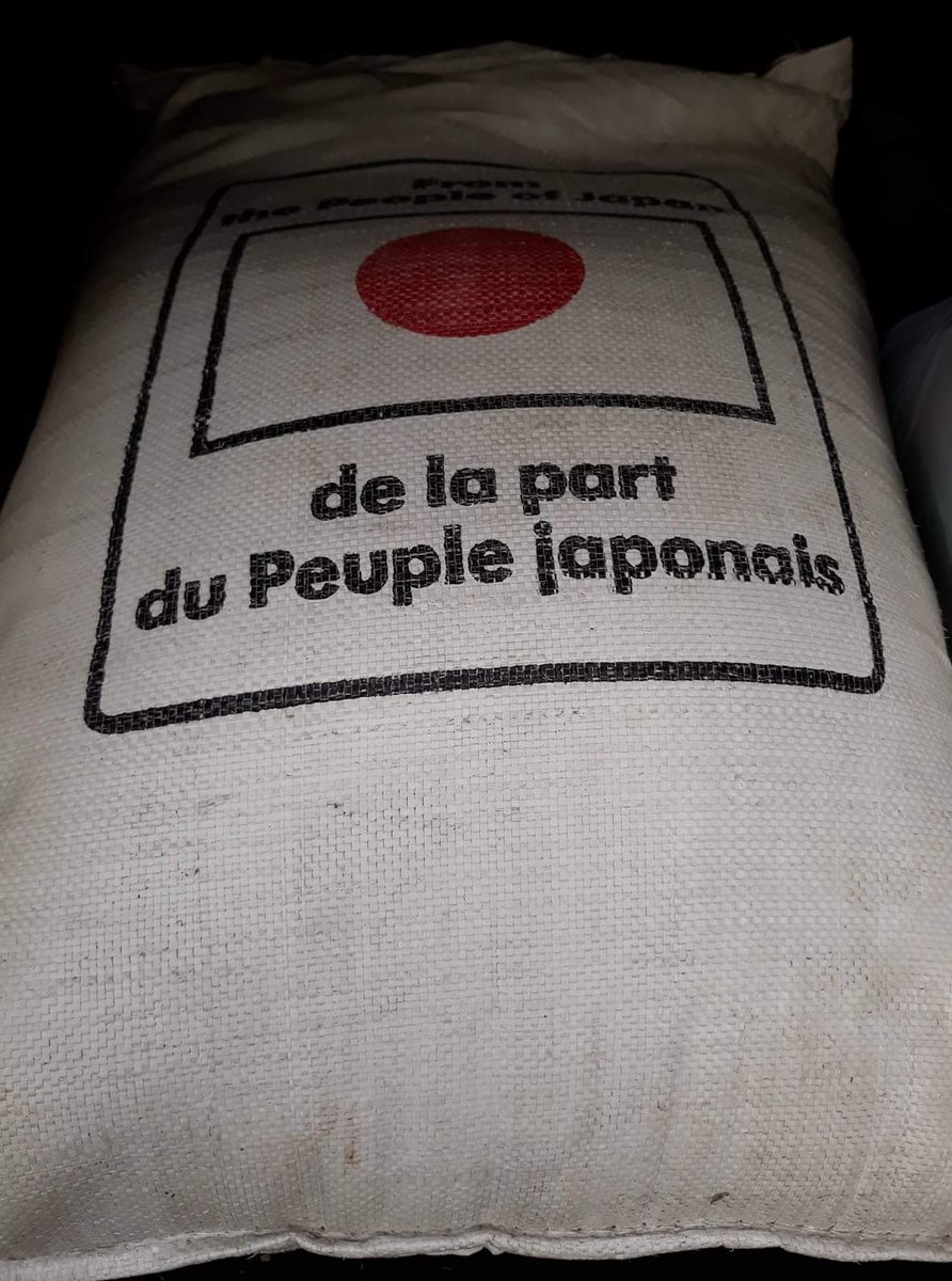 nelldebudjala's tweet photo. Ce sac de riz estampillé "don de la part du peuple japonais " coûte 40,000fc à Kinshasa.
Personne ne dit rien. A quel moment on interpelle le gouvernement?
#REDEVABILITÉ
#DRCNEEDSCHANGE https://t.co/xBfbwGBbRI