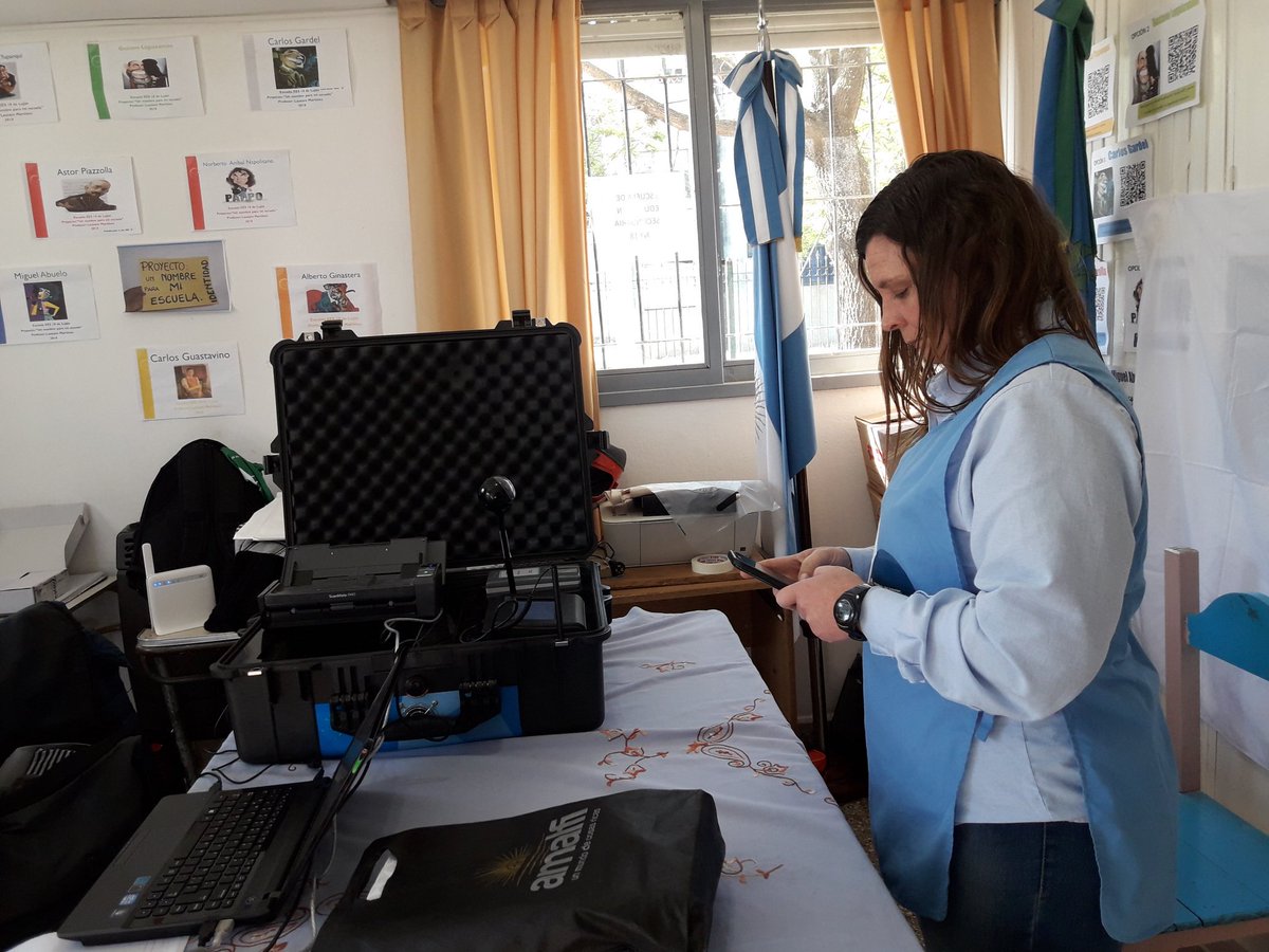 JefdisLujan's tweet photo. LUJÁN. Nuevamente RENAPER  .Actualización de Dni en EEs N18 DE LUJÁN. Gracias!! @vivianaflosi @adriana_frega @gzinny @DanielCostilla4 @GastonBruno https://t.co/zJZY0NbpJB
