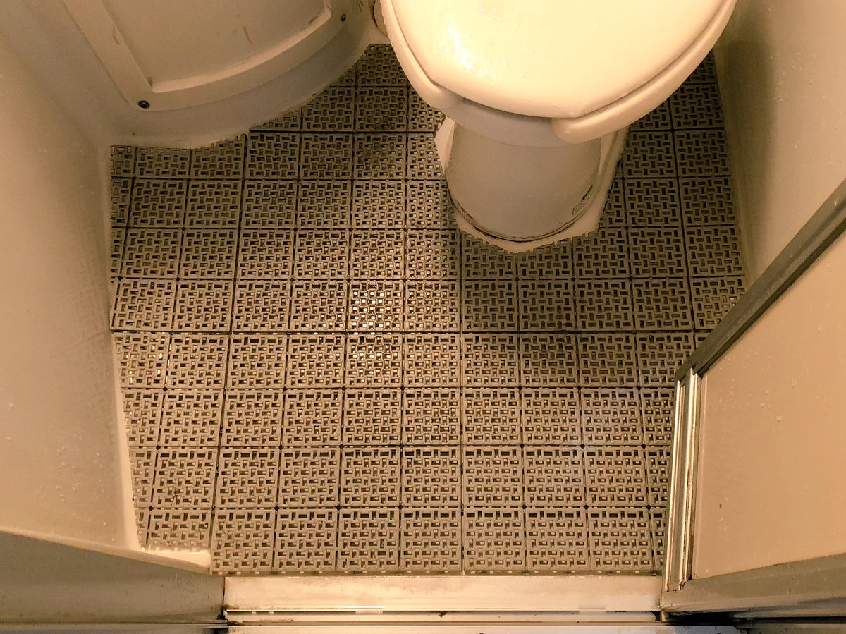 Ryo Twitterissa うまくいきました 無理にカーブさせようとするよりも カクカク直線でつないだほうがいいってことですね よかった これで靴下が濡れにくくなったぞ Diy ユニットバス プチリフォーム 水切りジョイントマット