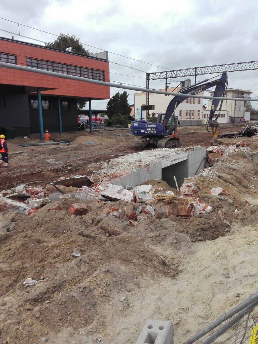 davos_sir's tweet image. #Astaldi zepchnął na plan dalszy wydarzenia na stacji w @MiastoLeszno . A tymczasem #Torpol wziął się do roboty! @Poznan_Leszno , @luca_ok