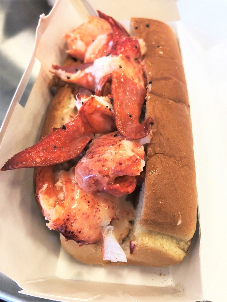 Happiness is knowing there’s a lobster roll waiting for you at home. 

📸: bit.ly/2DaUuY4